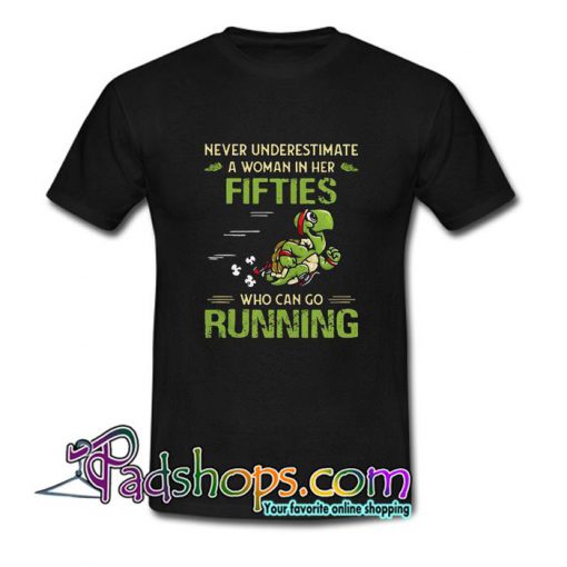Turtles never underestimate a woman in her fifties who can go running T Shirt SL